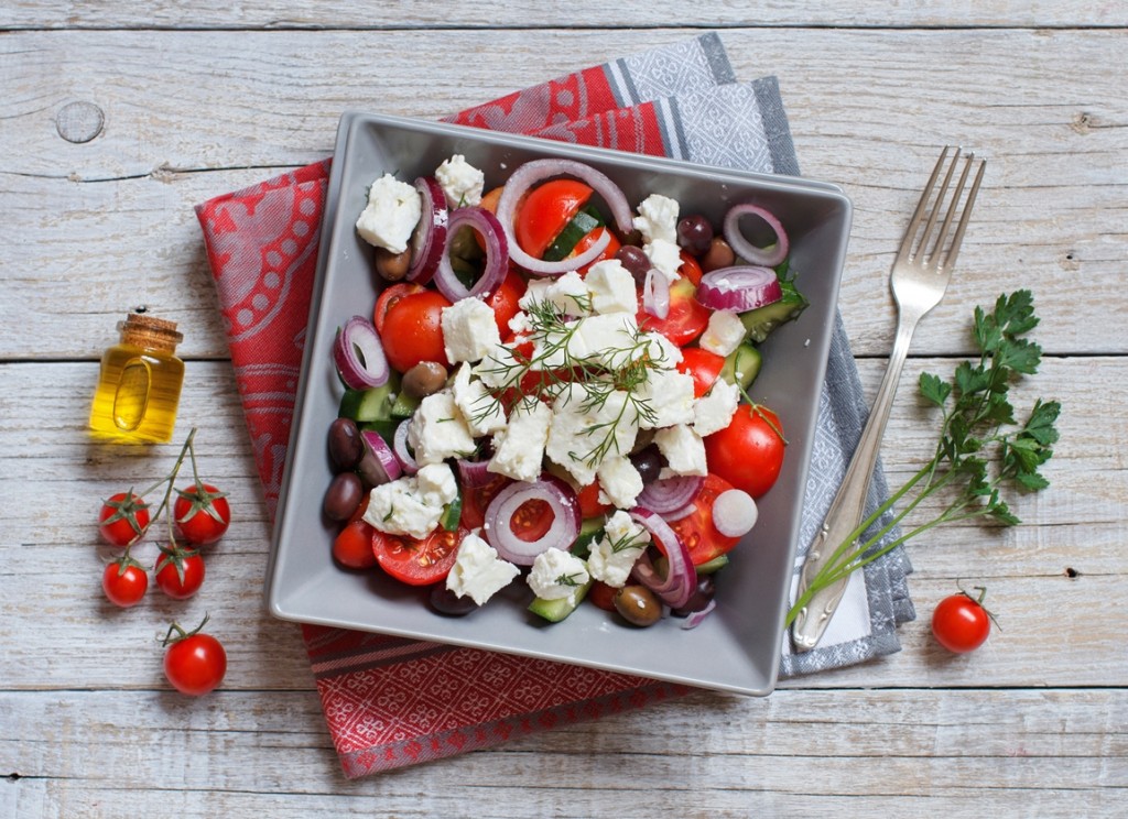 recky-salat-2 - Řecký salát skvěle osvěží a zasytí. Jeho příprava je navíc velice jednoduchá