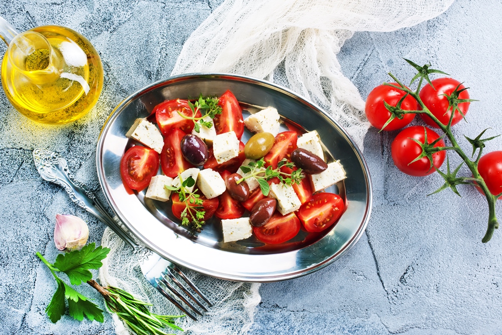 recky-salat-3 - Řecký salát skvěle osvěží a zasytí. Jeho příprava je navíc velice jednoduchá