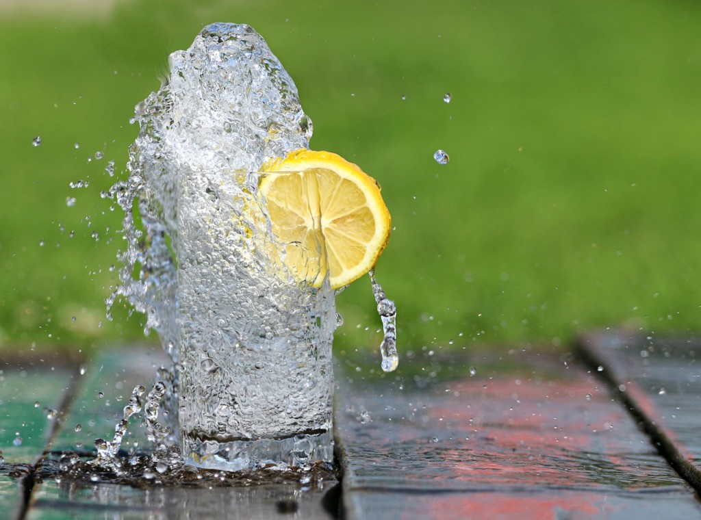 voda-s-citronem-1 - 12 nejlepších triků pro snadné hubnutí, které musíte ještě letos vyzkoušet