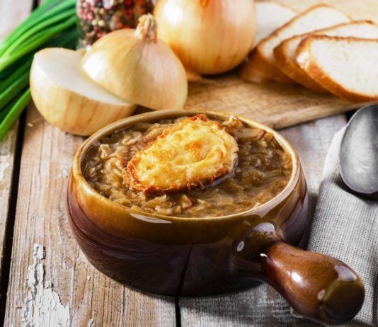 Odlehčená cibulová polévka od babičky: Na téhle si zaručeně pochutnáte a nepřiberete