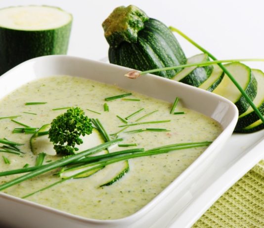 Cuketová polévka: Zasytí a zatočí s přebytečnými kilogramy Cuketová polévka