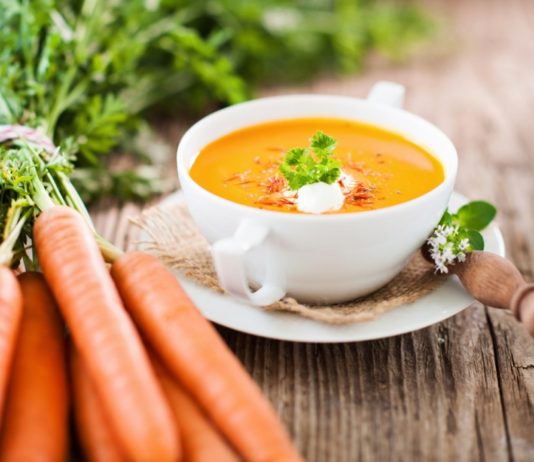 Dietní mrkvová polévka se šťávou z pomerančů