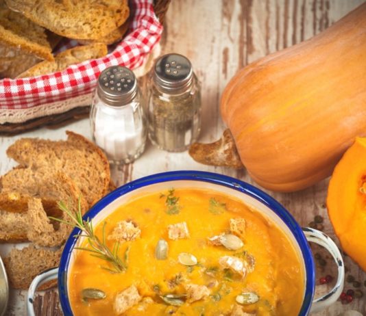 Krémová polévka z dýně Hokkaidó s chia semínky a bylinkami