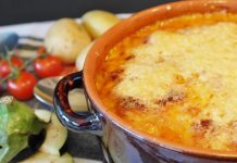 Zapečený lilek s cuketou, cherry rajčátky, bylinkami a parmazánem