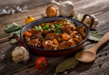 Hovězí bourguignon s blanšírovanými šalotkami a restovanými žampiony