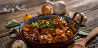 Hovězí bourguignon s blanšírovanými šalotkami a restovanými žampiony