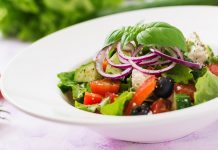 Řecký salát skvěle osvěží a zasytí. Jeho příprava je navíc velice jednoduchá