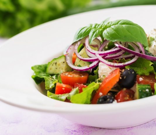 Řecký salát skvěle osvěží a zasytí. Jeho příprava je navíc velice jednoduchá