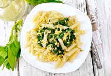 Lehké těstoviny se špenátem, kuřecím masem a parmazánem