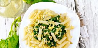 Lehké těstoviny se špenátem, kuřecím masem a parmazánem
